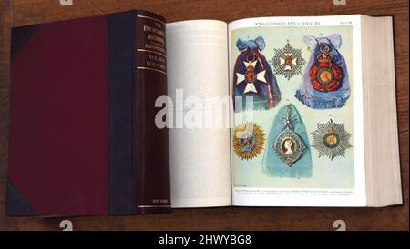 Enciclopedia Britannica Edizione undicesima che mostra pagine su Knighthood e Chivalry Medals Foto Stock