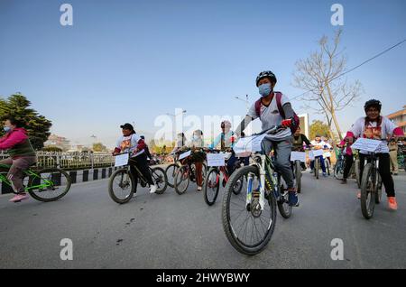 Lalitpur, Bagmati, Nepal. 8th Mar 2022. Le donne nepalesi partecipano al rally ciclico che segna la Giornata internazionale della donna con il tema ''l'uguaglianza di genere oggi per un domani sostenibile''.in Lalitpur, Nepal il 8 marzo 2022. (Credit Image: © Sunil Sharma/ZUMA Press Wire) Foto Stock