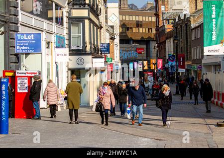 Dundee, Tayside, Scozia, Regno Unito. 8th Mar 2022. UK Meteo: Le temperature del Regno Unito in alcune zone della Scozia nord-orientale sono scese a 7°C a causa del vento freddo amaramente di marzo. Le limitazioni legali di Covid-19 in Scozia, che includono l'uso di rivestimenti per il viso, scadranno il 21st marzo. Le persone saranno ancora invitate a indossare maschere nei negozi e sui trasporti pubblici come parte di uno sforzo per tornare a uno stile di vita regolare. I residenti locali sono fuori e circa nel centro della città di Dundee approfittando del sole invernale socializzando e facendo shopping. Credit: Dundee Photographics/Alamy Live News Foto Stock
