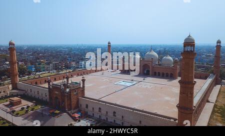 Vista aerea della Moschea congregazionale Badshahi Mughal-era a Lahore, provincia di Punjab, Pakistan Foto Stock