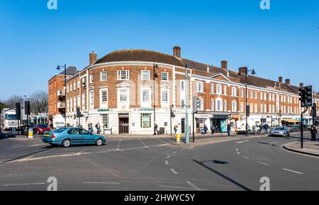 Epsom Surrey London UK, marzo 8 2022, High Street Branch of Lloyds Bank Building Exterior Foto Stock