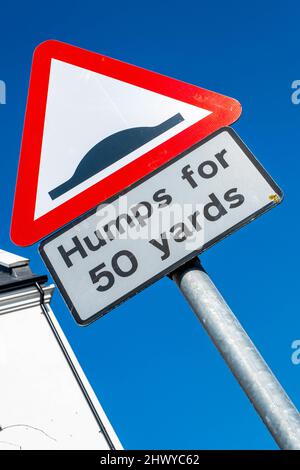Epsom Surrey London UK, marzo 8 2022, cartello stradale triangolare Avvertenza di humps in the Road senza persone Foto Stock