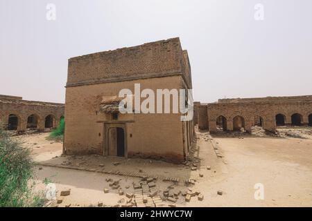 Vista panoramica sulle pareti sabbie del Forte Derawar nel deserto del Cholistan, Pakistan Foto Stock