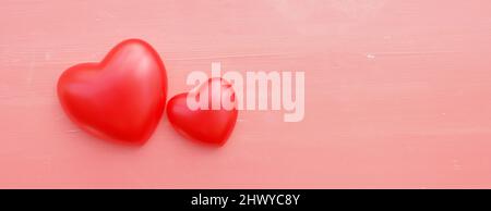 Cuore di colore rosso. Vista dall'alto della forma del cuore del pallone, annuncio per la cura cardiaca, simbolo d'amore, festa di San Valentino. Spazio di copia, banner. 3d rendering Foto Stock