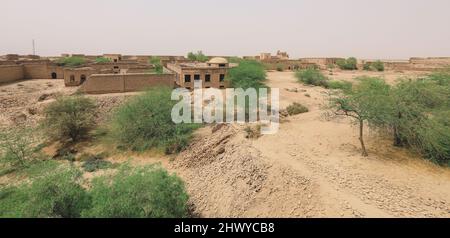 Vista panoramica sulle pareti sabbie del Forte Derawar nel deserto del Cholistan, Pakistan Foto Stock