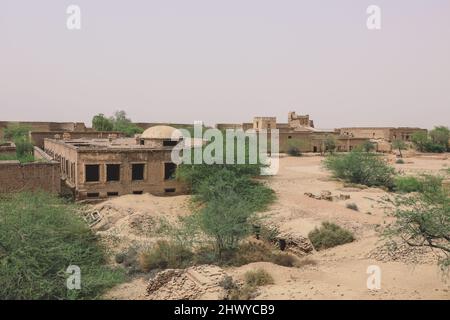 Vista panoramica sulle pareti sabbie del Forte Derawar nel deserto del Cholistan, Pakistan Foto Stock