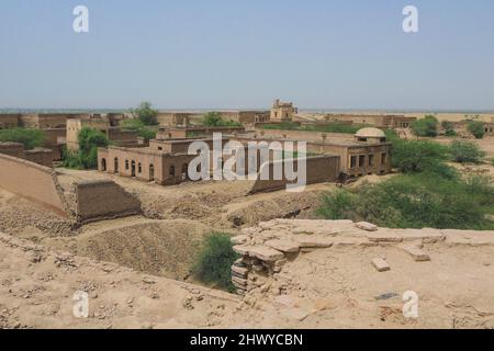 Vista panoramica sulle pareti sabbie del Forte Derawar nel deserto del Cholistan, Pakistan Foto Stock