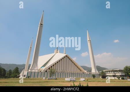 Vista della Moschea principale di Faisal, ai piedi delle colline di Margalla nella capitale di Islamabad, Pakistan Foto Stock