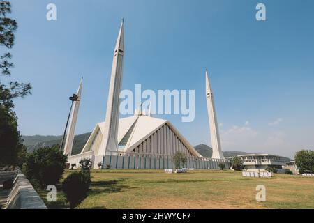 Vista della Moschea principale di Faisal, ai piedi delle colline di Margalla nella capitale di Islamabad, Pakistan Foto Stock