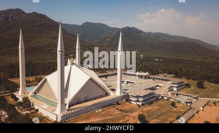 Vista della Moschea principale di Faisal, ai piedi delle colline di Margalla nella capitale di Islamabad, Pakistan Foto Stock