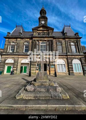 L'edificio del municipio a Buxton, una città termale nel Borough of High Peak nel Derbyshire, Inghilterra. È la città più alta del mercato in Inghilterra, a 1.000 fe Foto Stock