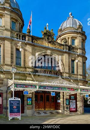 Il teatro dell'opera di Buxton, nella piazza della città termale di Buxton nel Derbyshire, Inghilterra. Si tratta di un teatro lirico con 902 posti a sedere che ospita l'annuale Festival di Buxton Foto Stock