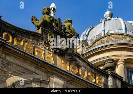 Il teatro dell'opera di Buxton, nella piazza della città termale di Buxton nel Derbyshire, Inghilterra. Si tratta di un teatro lirico con 902 posti a sedere che ospita l'annuale Festival di Buxton Foto Stock