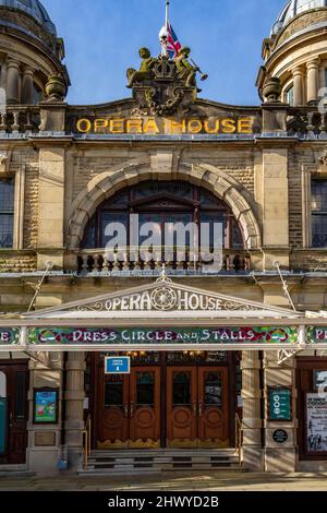 Il teatro dell'opera di Buxton, nella piazza della città termale di Buxton nel Derbyshire, Inghilterra. Si tratta di un teatro lirico con 902 posti a sedere che ospita l'annuale Festival di Buxton Foto Stock