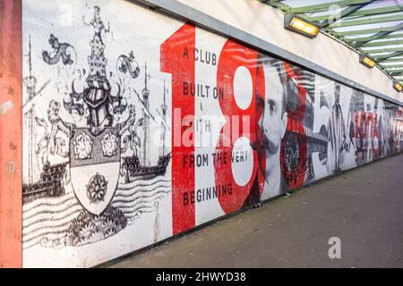 Southampton Football Club (Saints FC) opere d'arte colorate su una passerella che conduce allo stadio di calcio di Saint Mary a Northam, Southampton, Inghilterra, Regno Unito Foto Stock