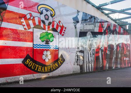 Southampton Football Club (Saints FC) opere d'arte colorate su una passerella che conduce allo stadio di calcio di Saint Mary a Northam, Southampton, Inghilterra, Regno Unito Foto Stock