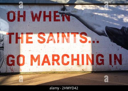 Southampton Football Club (Saints FC) opere d'arte colorate su una passerella che conduce allo stadio di calcio di Saint Mary a Northam, Southampton, Inghilterra, Regno Unito Foto Stock