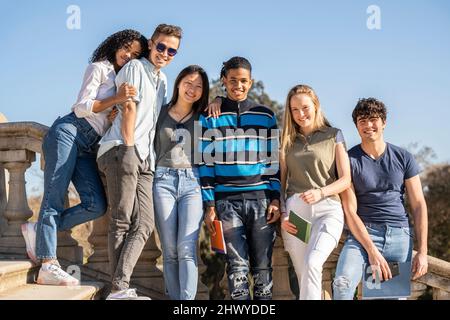 Gruppo di giovani studenti multirazziali che guardano alla macchina fotografica Foto Stock