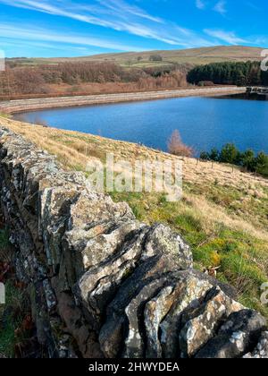 Errwood Reservoir a Goyt Valley, Derbyshire, Inghilterra. Il serbatoio fornisce acqua potabile per la città di Stockport e le sue aree circostanti, e. Foto Stock