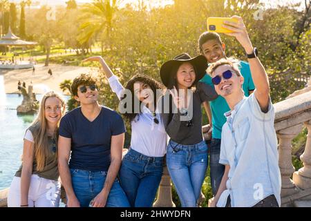 Gruppo di giovani amici che prendono un selfie in vacanza visitando un punto di riferimento. Foto Stock