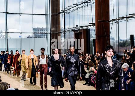 CHLOE Autunno/Inverno 2022-23 Runway durante la Paris Fashion Week - Parigi, Francia. 03/03/2022 Foto Stock