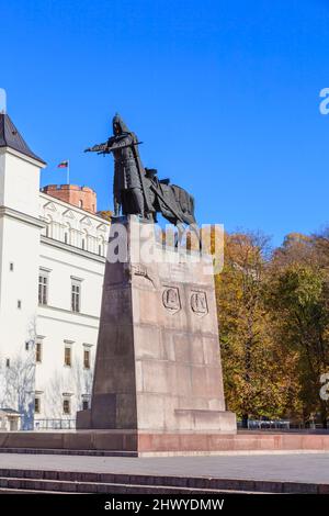 Statua del fondatore di stato, cavaliere medievale guerriero Granduca Gediminas, Piazza della Cattedrale, Città Vecchia, Vilnius, capitale della Lituania, Europa orientale Foto Stock