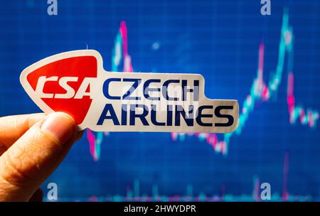10 novembre 2021, Praga, Repubblica Ceca. L'emblema di Czech Airlines sullo sfondo di un grafico dei prezzi azionari. Foto Stock