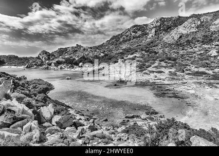 Vista panoramica sulla pittoresca Cala Corsara nell'isola di Spargi, una delle principali attrazioni dell'Arcipelago della Maddalena, Sardegna, Italia Foto Stock