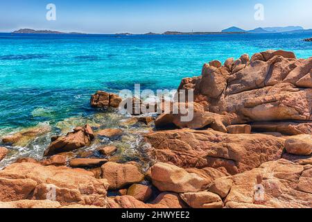 Vista sull'incantevole spiaggia di Capriccioli, una delle più belle località balneari della Costa Smeralda, Sardegna settentrionale, Italia Foto Stock