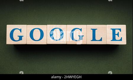 Gennaio 31, 2022. Vista sulle montagne, California. Il nome della società Google, deposto da cubi di legno. Foto Stock