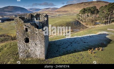 Veduta aerea della Torre di DryhopeTower, una Torre di Peel del 16th secolo di St.Mary's Loch nei confini scozzesi. Foto Stock