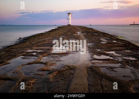 Faro mulino a vento Stawa Mlyny, Swinoujscie, Mar Baltico - Polonia Foto Stock