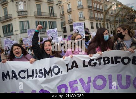 Malaga, Spagna. 08th Mar 2022. Una donna canta slogan mentre alza il suo pugno mentre prende parte ad uno sciopero femminile degli allievi.l'Unione principale degli allievi celebra la Giornata internazionale della donna con uno sciopero generale, centinaia degli allievi dimostrano contro la violenza delle donne. Le organizzazioni femminili tornano in piazza con una massiccia protesta durante il 8th marzo dopo aver rilassato le misure contro la pandemia del coronavirus. Credit: SOPA Images Limited/Alamy Live News Foto Stock