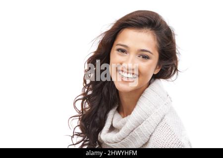 L'inverno è la mia stagione preferita. Ritratto di una bella brunetta in abbigliamento invernale sorridente alla macchina fotografica con copyspace. Foto Stock
