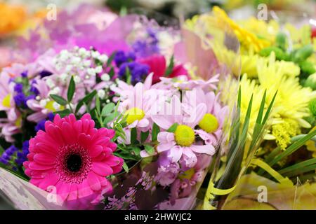 Mazzi di fiori in negozio, in vendita il 8 marzo Foto Stock