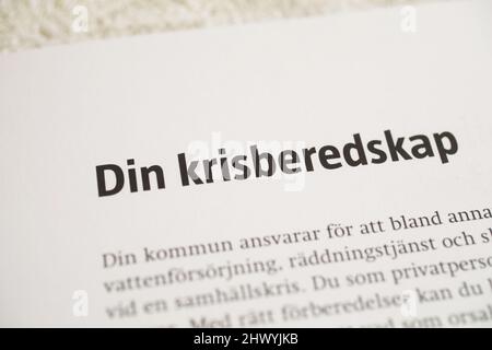 "If the war comes" (svedese: OM kriget kommer) è un opuscolo originariamente preparato dal comandante supremo dell'ufficio delle forze armate svedesi. Nella foto: Informazioni sulla vostra preparazione di emergenza (in svedese: DIN krisberedskap). Foto Stock
