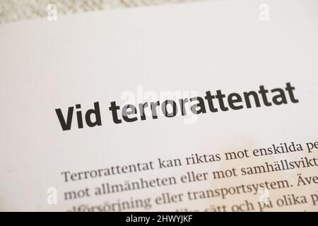 "If the war comes" (svedese: OM kriget kommer) è un opuscolo originariamente preparato dal comandante supremo dell'ufficio delle forze armate svedesi. Nella foto: Informazioni sugli attacchi terroristici (in svedese: Vid terrorattentat). Foto Stock