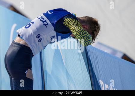 Pechino, Hebei, Cina. 8th Mar 2022. Una spazzata pulita per gli ucraini nel Biathlon Men's Middle Distance Vision Impaired Para alla Paralimpiadi invernali di Pechino 2022. Qui è raffigurato il Medalista Bronzo Dmytro Suiarko dopo la gara. (Credit Image: © Mark Edward Harris/ZUMA Press Wire) Foto Stock