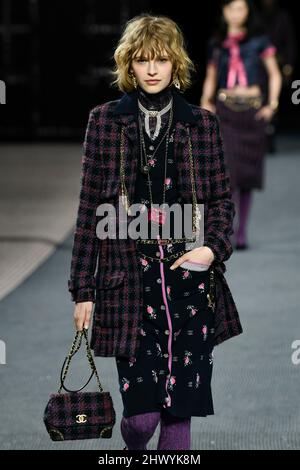 Parigi, Frankreich. 08th Mar 2022. CHANEL Autunno/Inverno 2022-23 Runway durante la Paris Fashion Week - Parigi, Francia. 08/03/2022 Credit: dpa/Alamy Live News Foto Stock