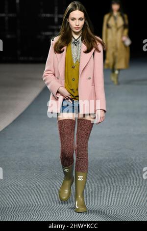 Parigi, Frankreich. 08th Mar 2022. CHANEL Autunno/Inverno 2022-23 Runway durante la Paris Fashion Week - Parigi, Francia. 08/03/2022 Credit: dpa/Alamy Live News Foto Stock