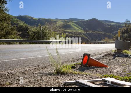 cono di traffico sulla spalla dell'autostrada Foto Stock