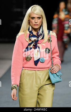 Parigi, Frankreich. 08th Mar 2022. CHANEL Autunno/Inverno 2022-23 Runway durante la Paris Fashion Week - Parigi, Francia. 08/03/2022 Credit: dpa/Alamy Live News Foto Stock