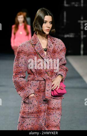 Parigi, Frankreich. 08th Mar 2022. CHANEL Autunno/Inverno 2022-23 Runway durante la Paris Fashion Week - Parigi, Francia. 08/03/2022 Credit: dpa/Alamy Live News Foto Stock