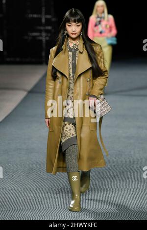 Parigi, Frankreich. 08th Mar 2022. CHANEL Autunno/Inverno 2022-23 Runway durante la Paris Fashion Week - Parigi, Francia. 08/03/2022 Credit: dpa/Alamy Live News Foto Stock