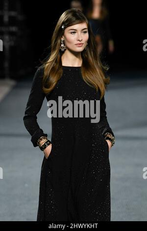 Parigi, Frankreich. 08th Mar 2022. CHANEL Autunno/Inverno 2022-23 Runway durante la Paris Fashion Week - Parigi, Francia. 08/03/2022 Credit: dpa/Alamy Live News Foto Stock