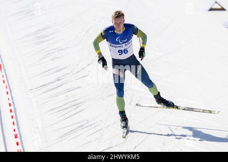 Pechino, Hebei, Cina. 8th Mar 2022. Una spazzata pulita per gli ucraini nel Biathlon Men's Middle Distance Vision Impaired Para alla Paralimpiadi invernali di Pechino 2022. Qui è raffigurato il Medalista Bronzo Dmytro Suiarko. (Credit Image: © Mark Edward Harris/ZUMA Press Wire) Foto Stock