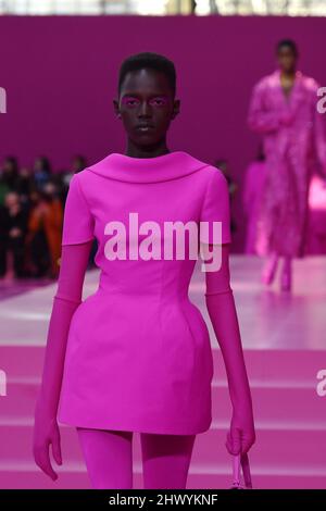 Parigi, Francia. 06th Mar 2022. Un modello cammina sulla pista alla sfilata di moda Valentino durante la sfilata di moda Autunno/Inverno 2022 alla settimana della moda di Parigi, in Francia, il 6 marzo 2022. (Foto di Jonas Gustavsson/Sipa USA) Credit: Sipa USA/Alamy Live News Foto Stock