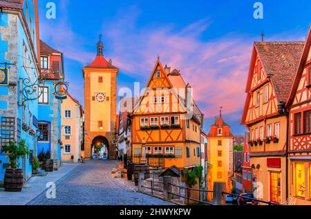 Rothenburg ob der Tauber, Baviera, Germania. Città medievale di Rothenburg di notte. Kobolzeller Tower sulla destra e l'ingresso principale della Siebers Tower alla Th Foto Stock