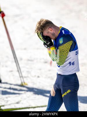 Pechino, Hebei, Cina. 8th Mar 2022. Una spazzata pulita per gli ucraini nel Biathlon Men's Middle Distance Vision Impaired Para alla Paralimpiadi invernali di Pechino 2022. Qui è raffigurato il Medalista Bronzo Dmytro Suiarko dopo la gara. (Credit Image: © Mark Edward Harris/ZUMA Press Wire) Foto Stock