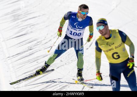 Pechino, Hebei, Cina. 8th Mar 2022. Anatolii Kovalevskyi e la sua guida Oleksandr Mukshyn si dirigono verso una medaglia d'argento nel Biathlon Men's Middle Distance Vision Impaired Para, Pechino 2022 Paralimpiadi invernali. (Credit Image: © Mark Edward Harris/ZUMA Press Wire) Foto Stock